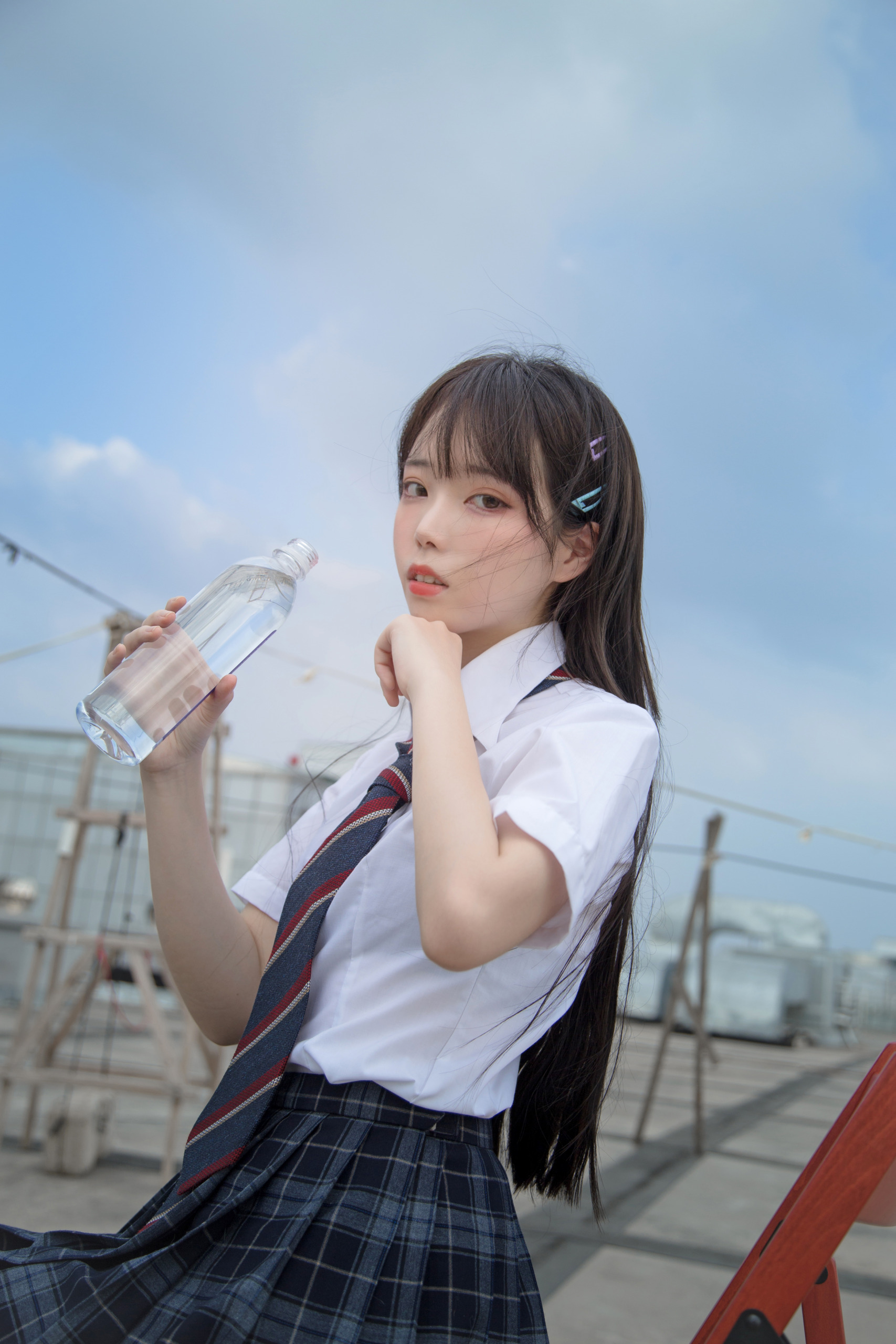 海堂Fushii黑色长发白衬衫格纹裙天台手持水瓶写真