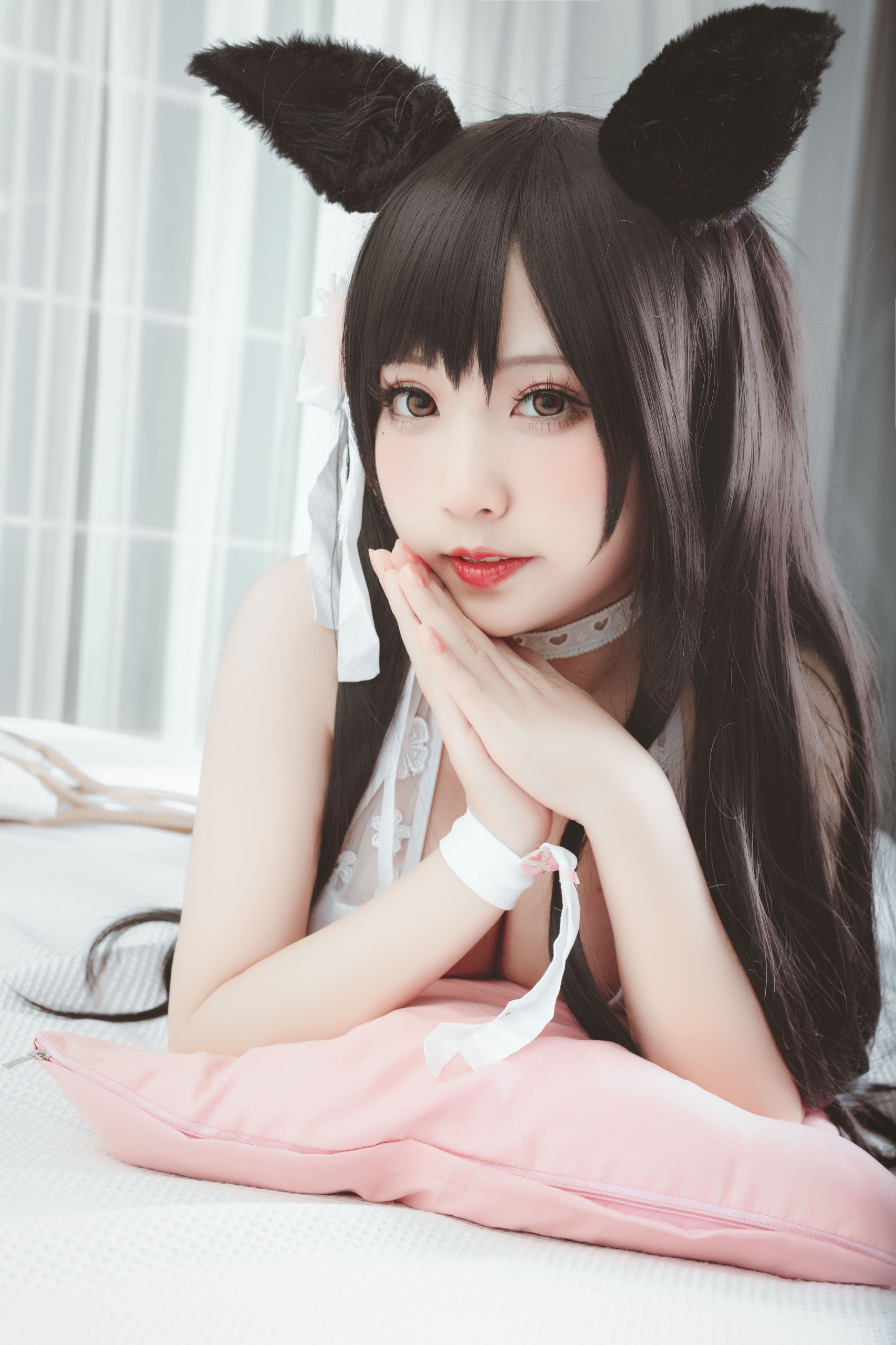猫田圣奈奈黑色猫耳长发粉色抱枕近景