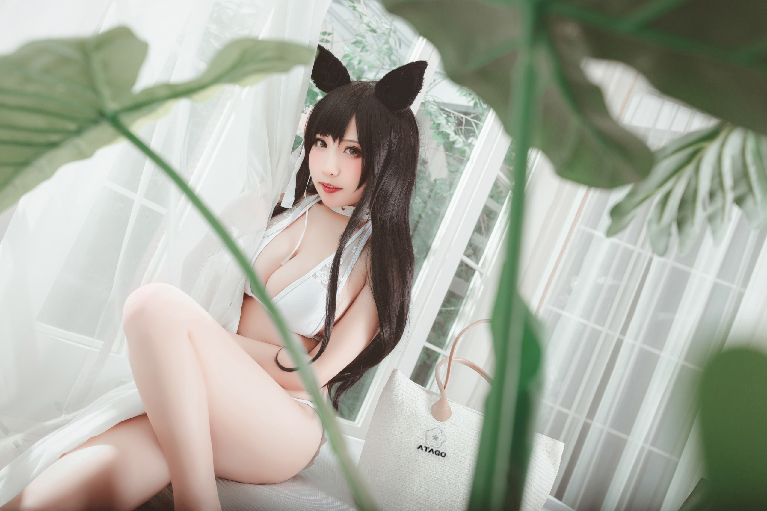 猫田圣奈奈黑色猫耳长发白色泳装窗边坐姿照