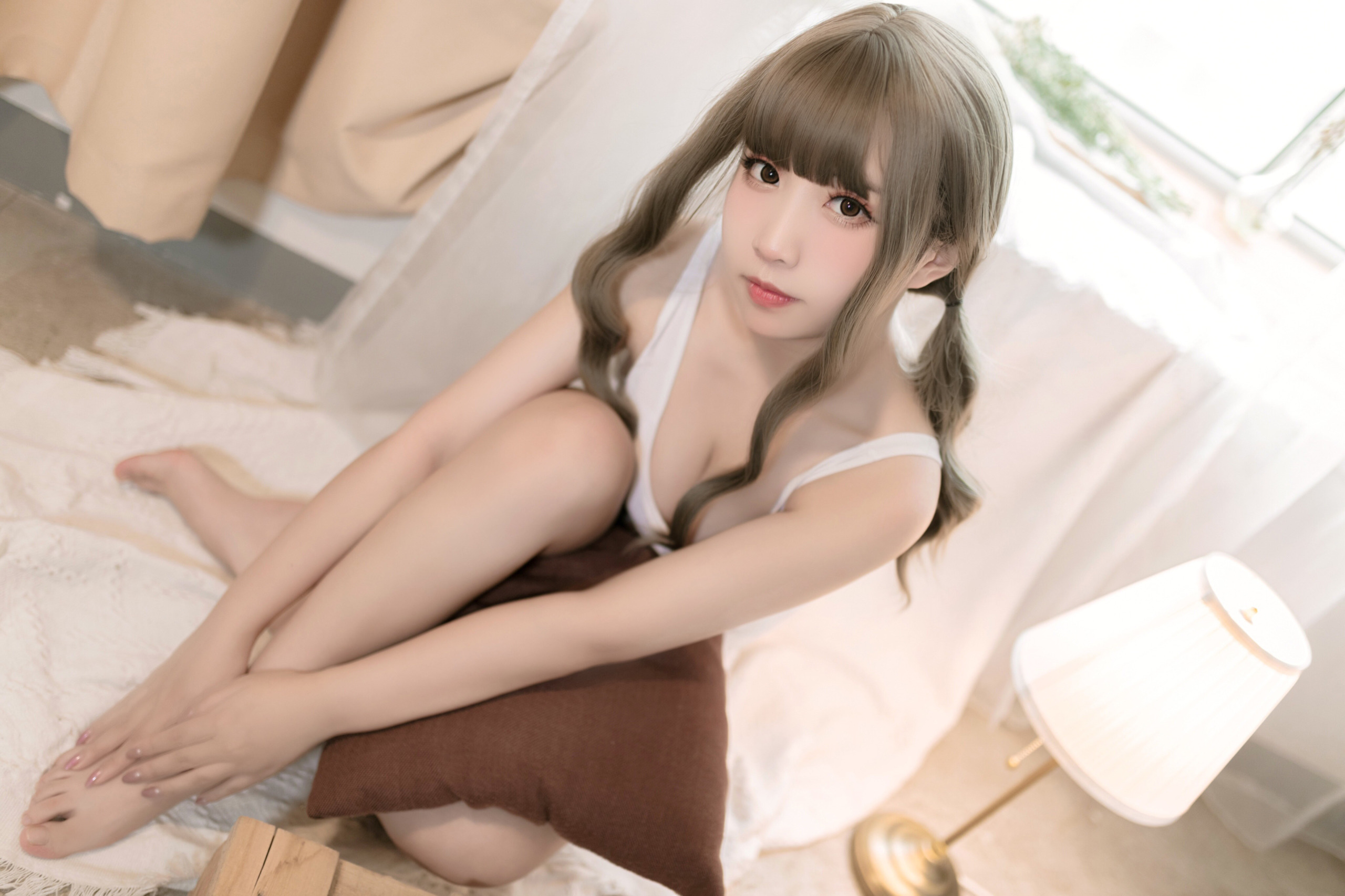 猫田圣奈奈灰色双马尾白色连体泳装室内近景