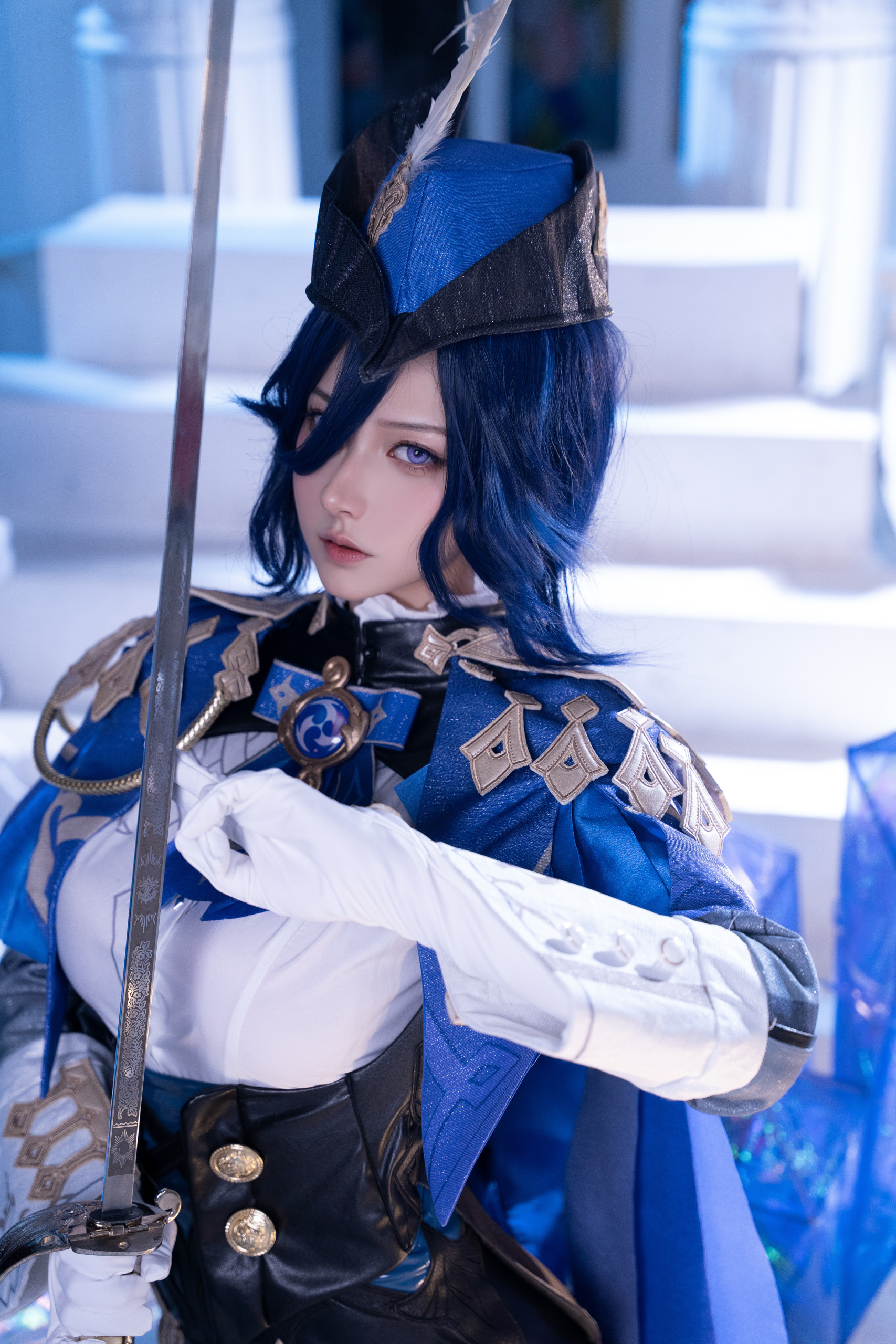 狮砸Seya深蓝短发剑士制服持长剑近景