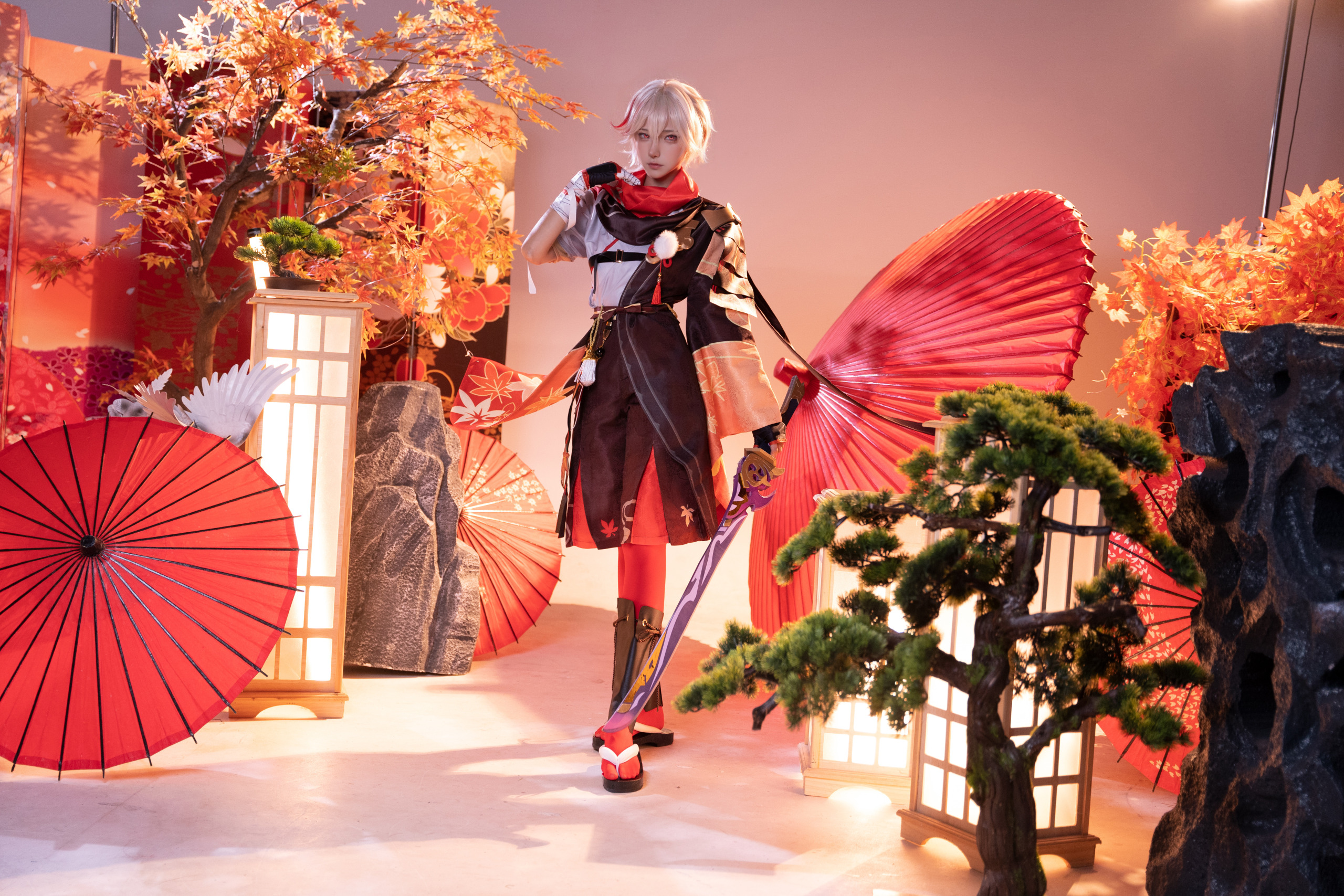 狮砸Seya银白短发红黑和风服装红枫布景全身照