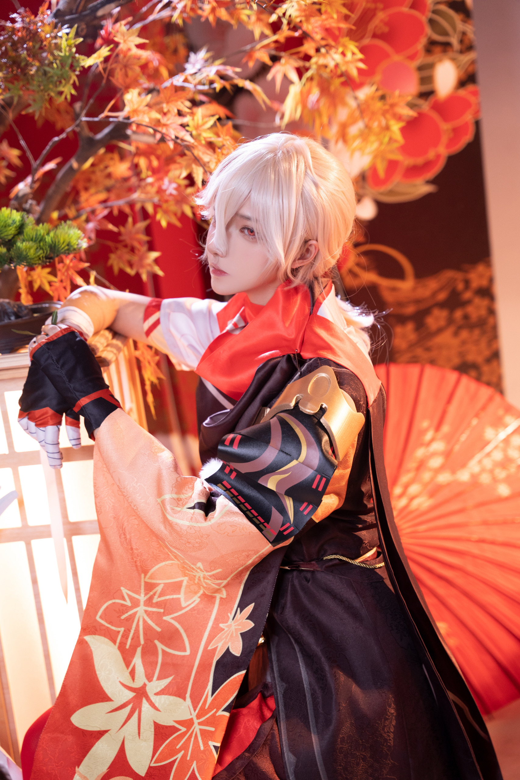 狮砸Seya银白短发橙黑长袖服装红伞侧身照