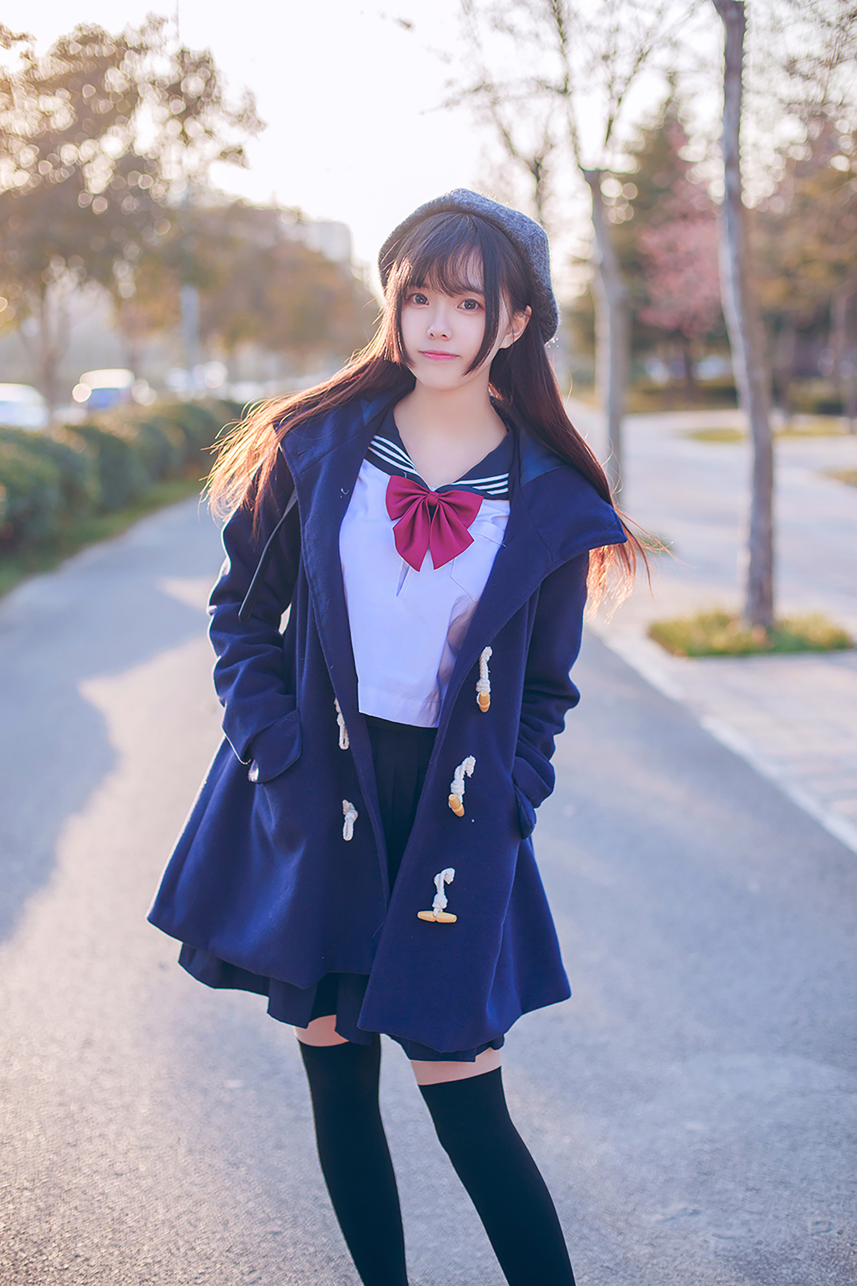 小野妹子深蓝水手制服长外套户外全身照 小野妹子深蓝水手制服长外套户外全身照