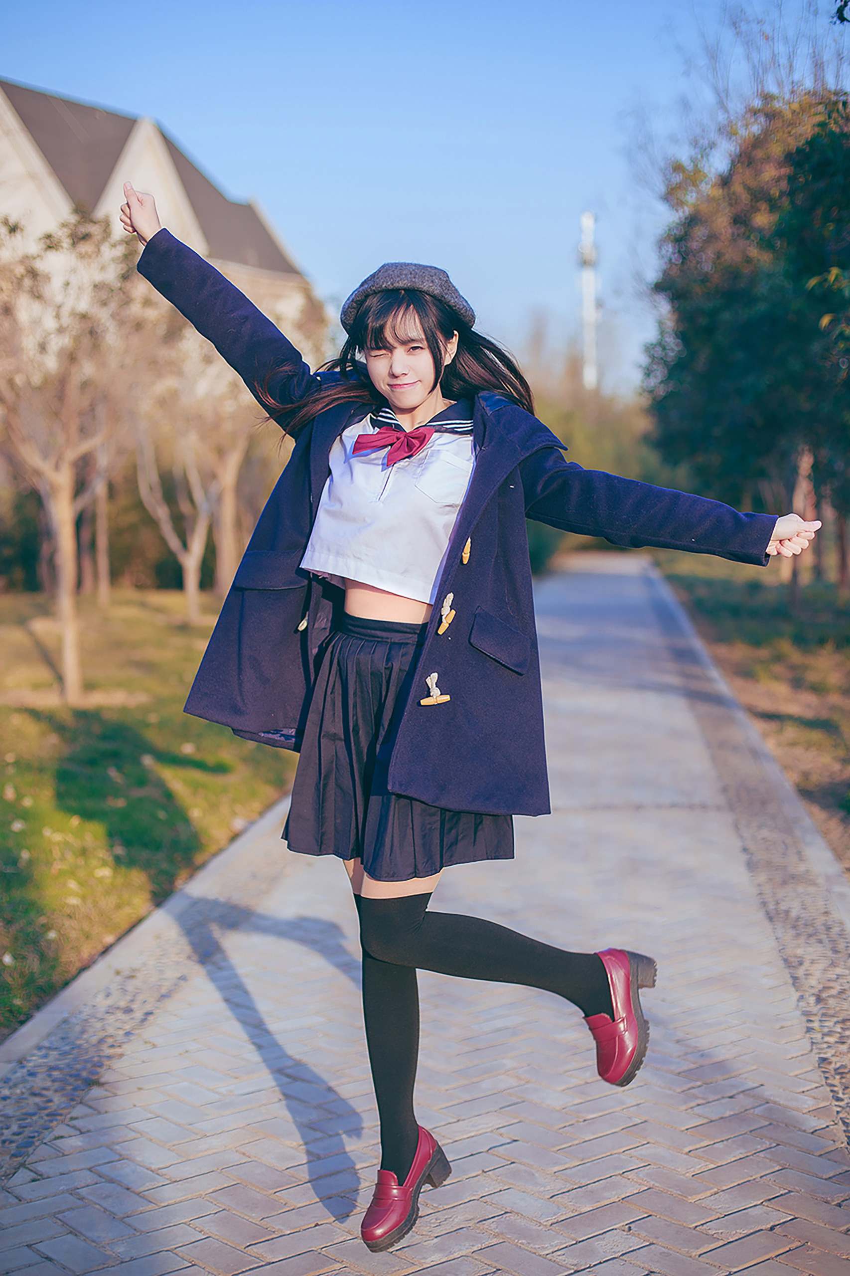 小野妹子深蓝水手制服外套户外动作照 小野妹子深蓝水手制服外套户外动作照