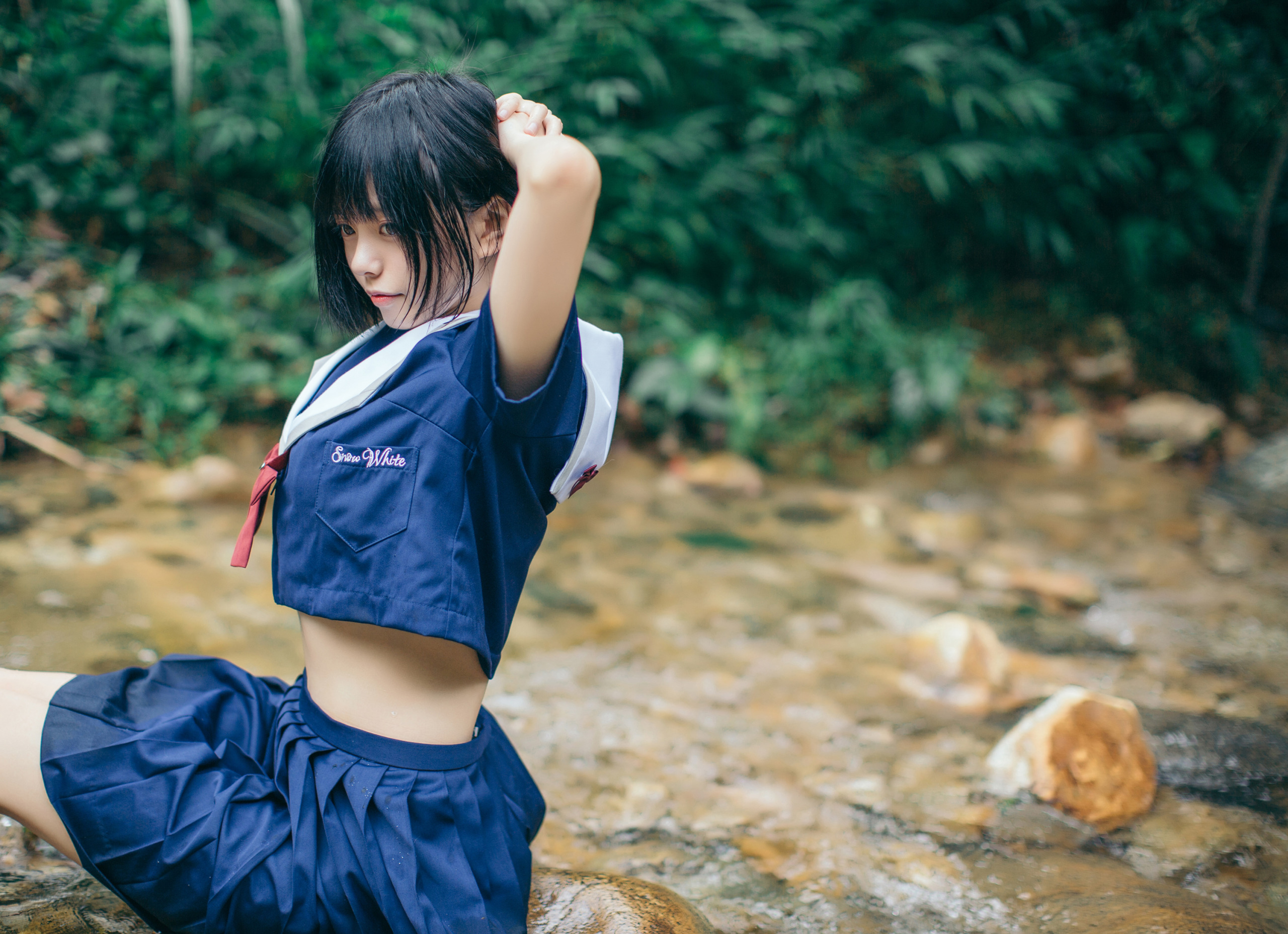 小野妹子深蓝水手制服溪边坐姿写真 小野妹子深蓝水手制服溪边坐姿写真