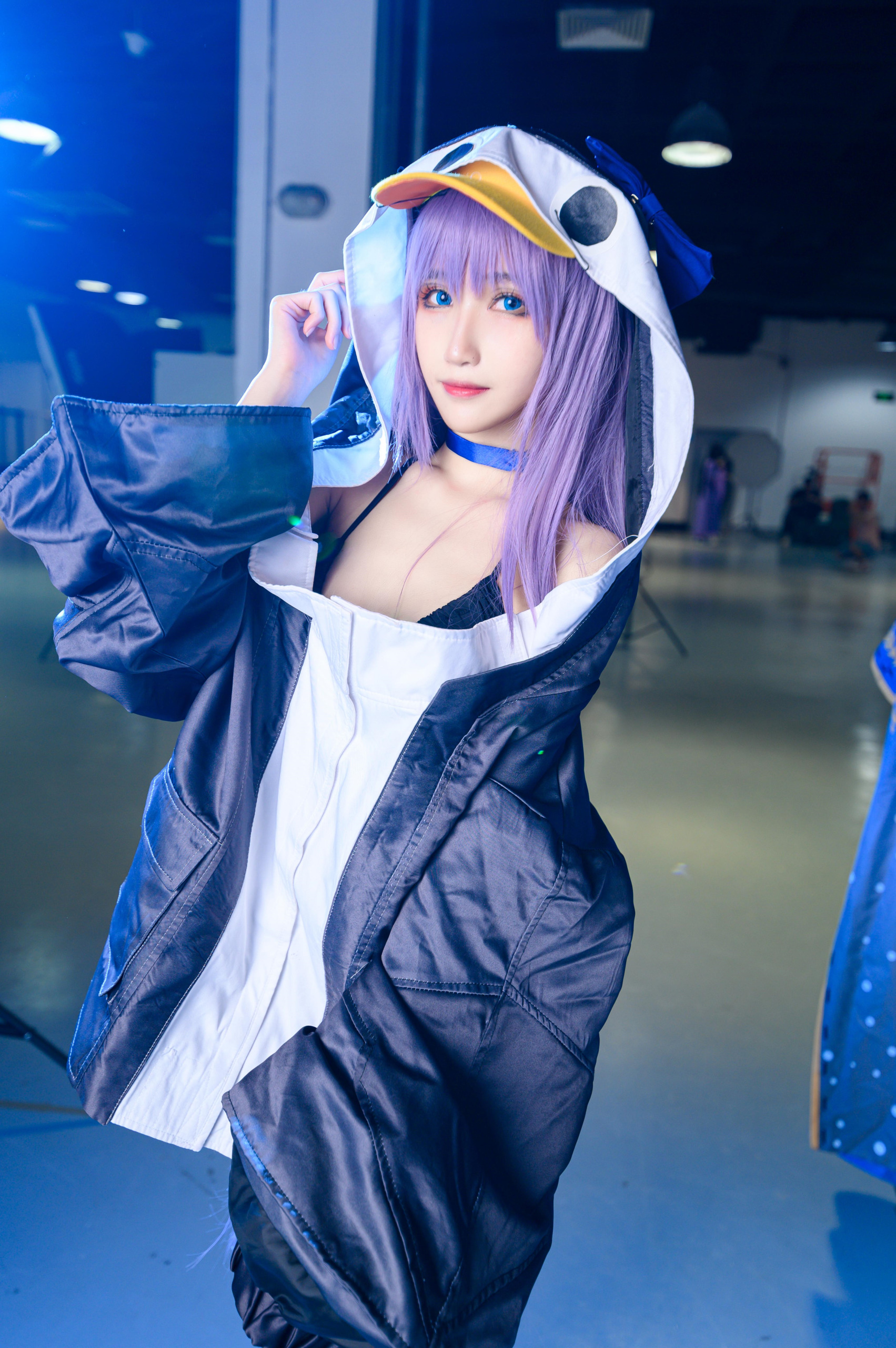 妖君白研紫色短发企鹅帽服装展会近景
