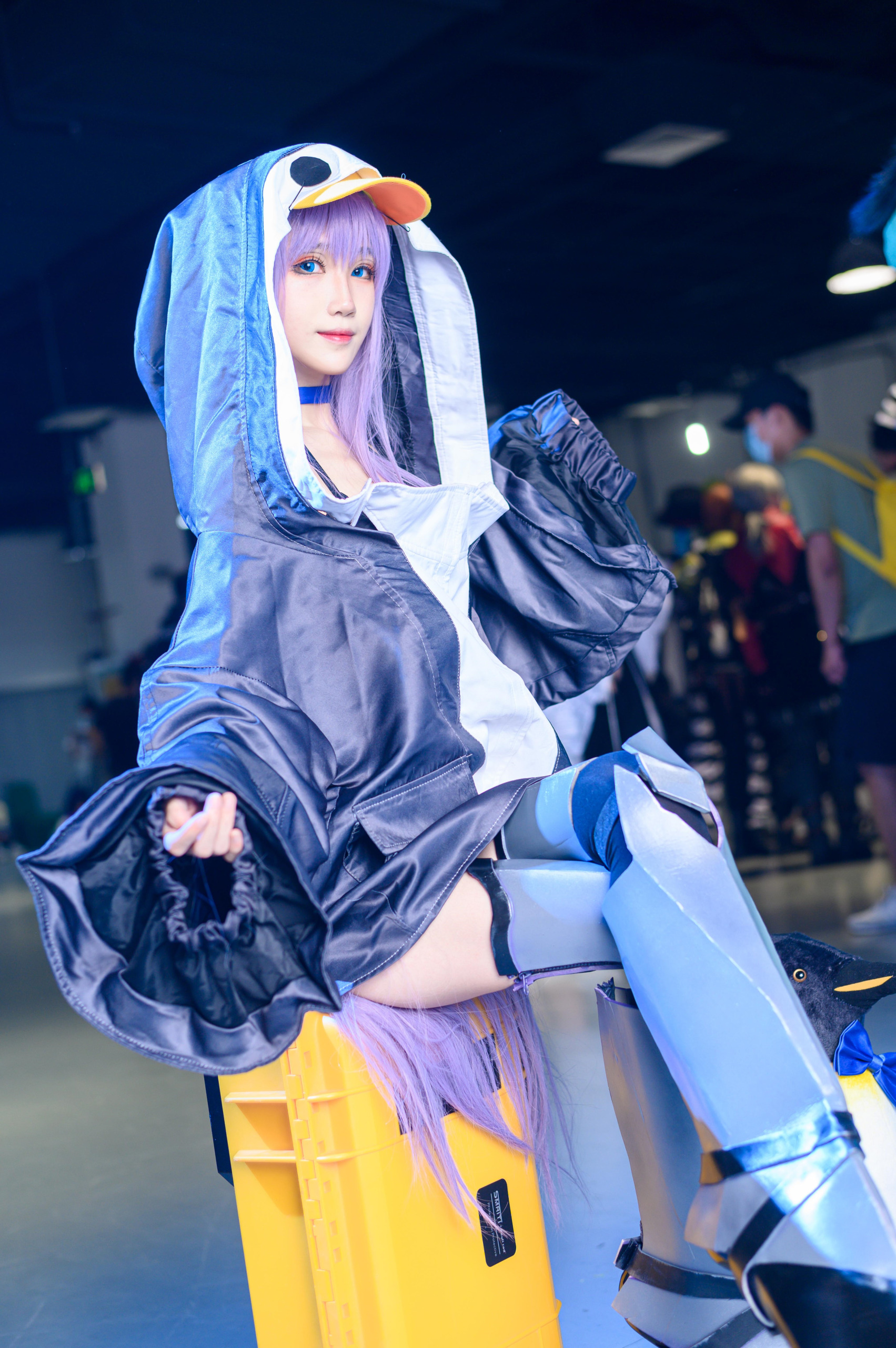 妖君白研紫色短发企鹅帽服装展会坐姿照