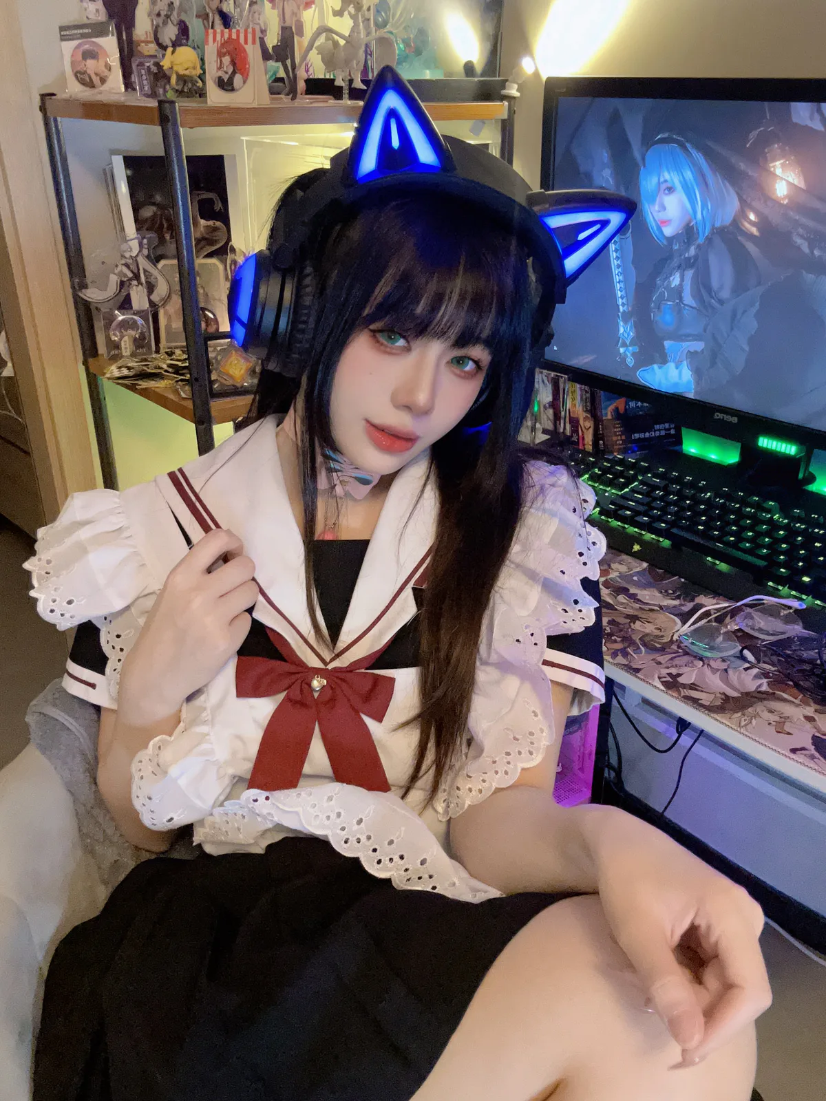 阿九从不咕咕，阿九从不咕咕水手领造型佩戴蓝光猫耳耳机坐在显示器前