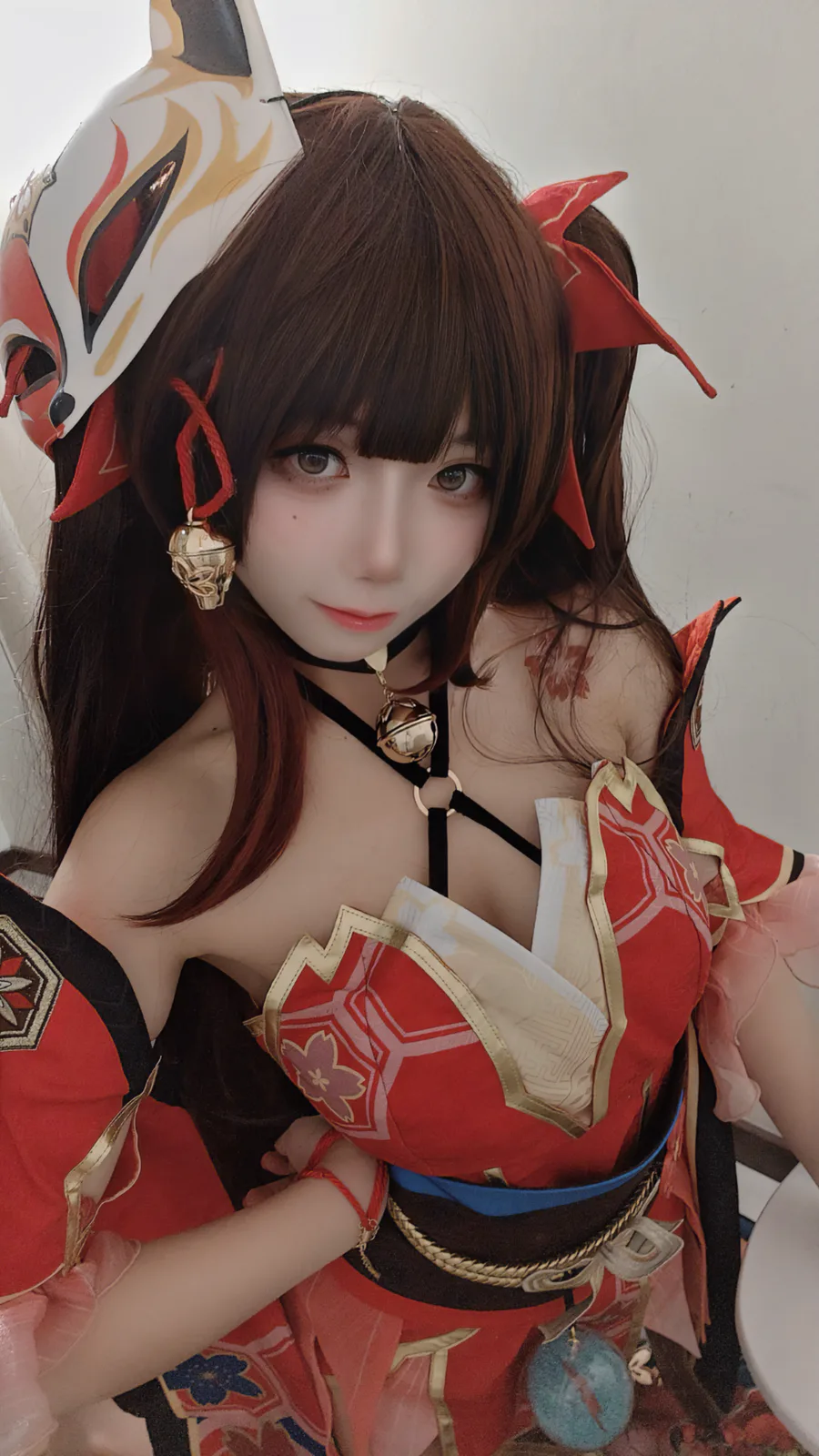白栎Shirly,红金服装与面侧狐形饰件的较近人像 白栎Shirly,红金服装与面侧狐形饰件的较近人像