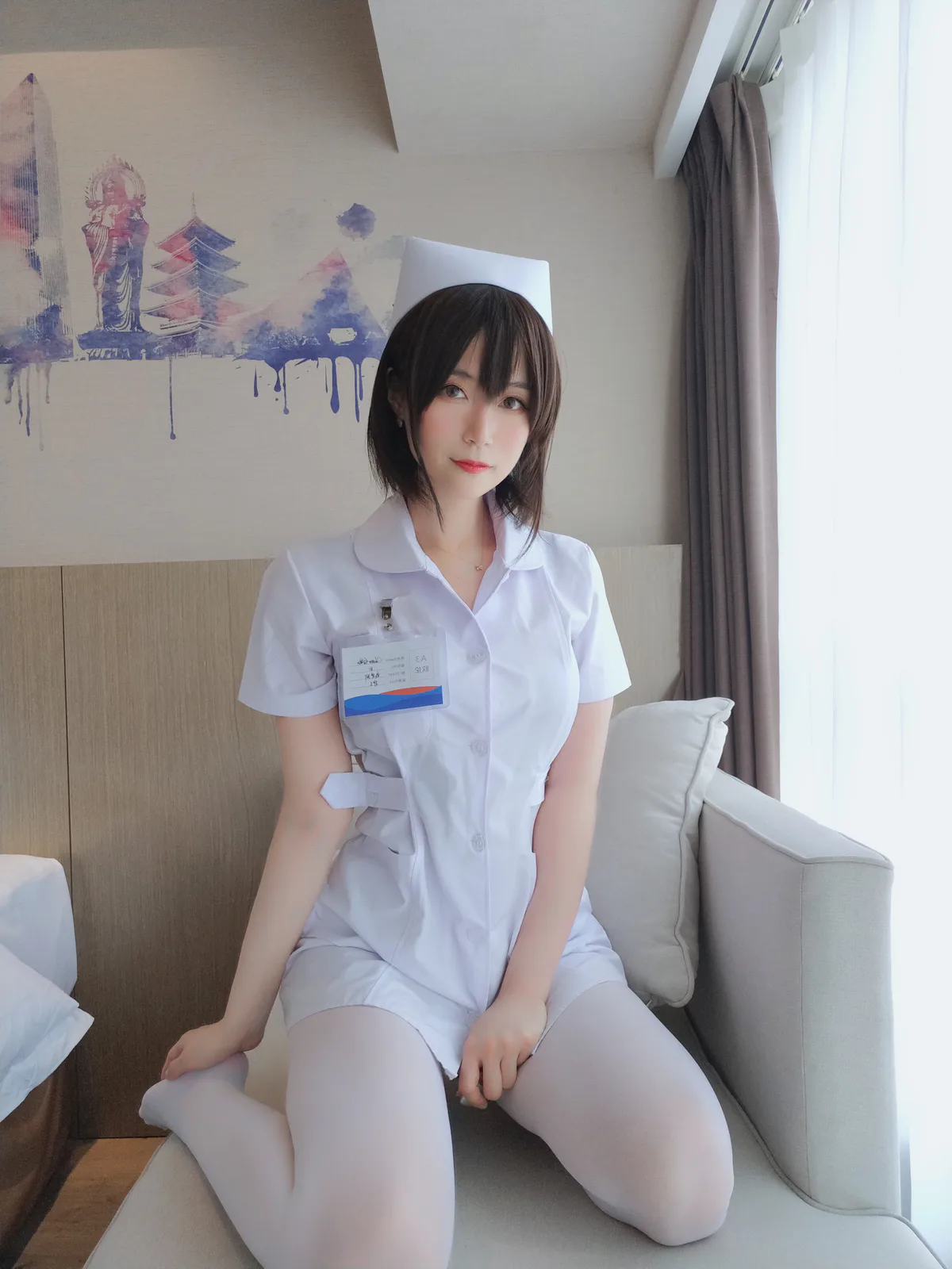 白银81，短发人物穿白色护理制服坐在沙发上