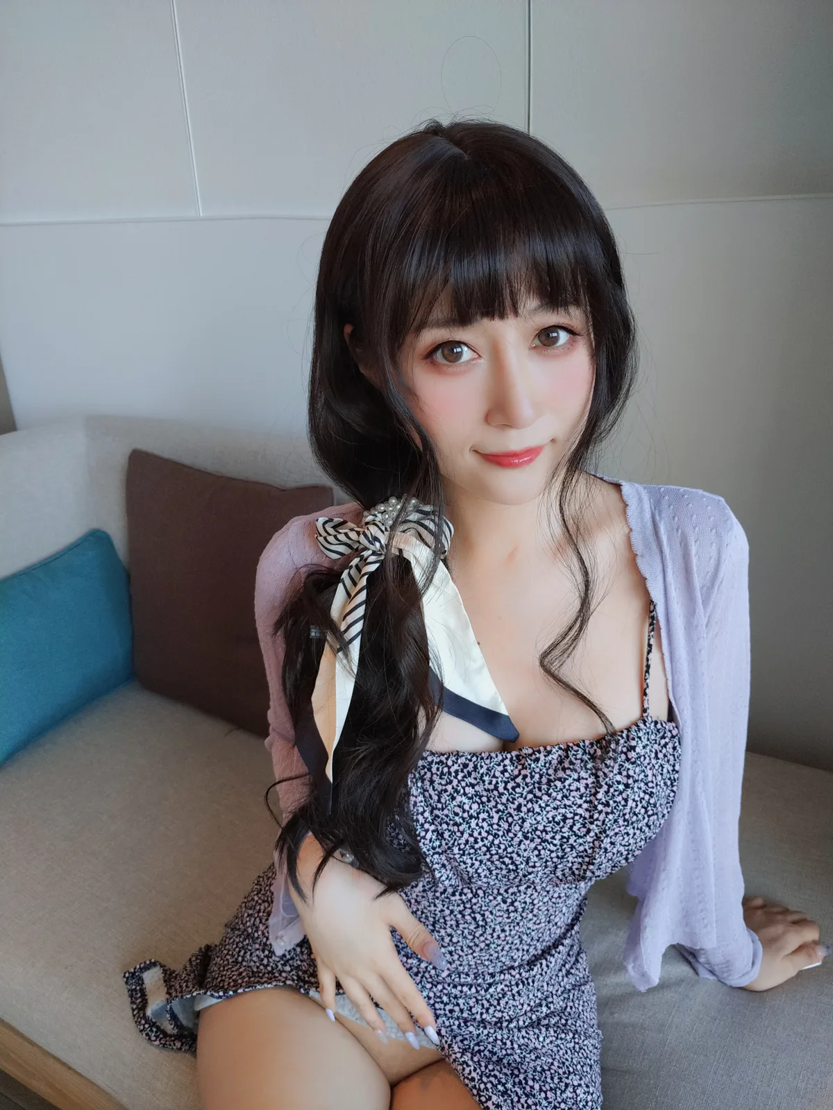 白银81，碎花吊带裙和浅色外搭在沙发旁的近景
