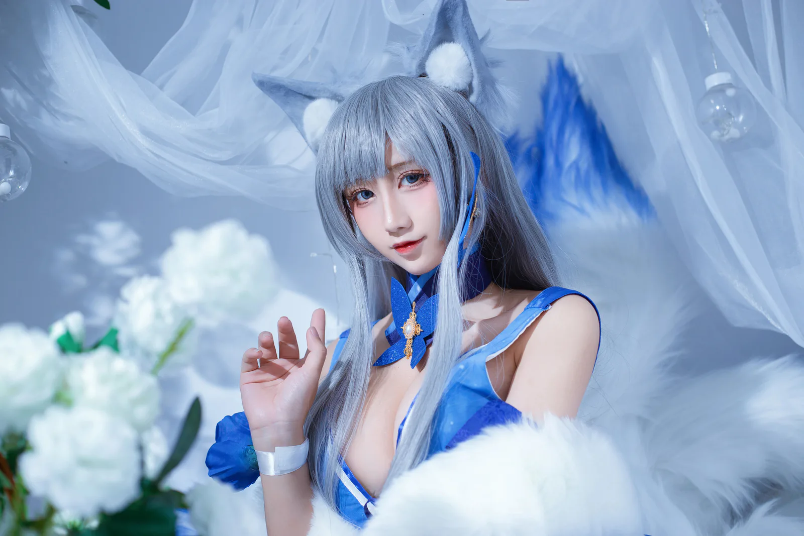 九曲Jean,银灰长发蓝色领部人物在花景中抬手的近景 九曲Jean,银灰长发蓝色领部人物在花景中抬手的近景