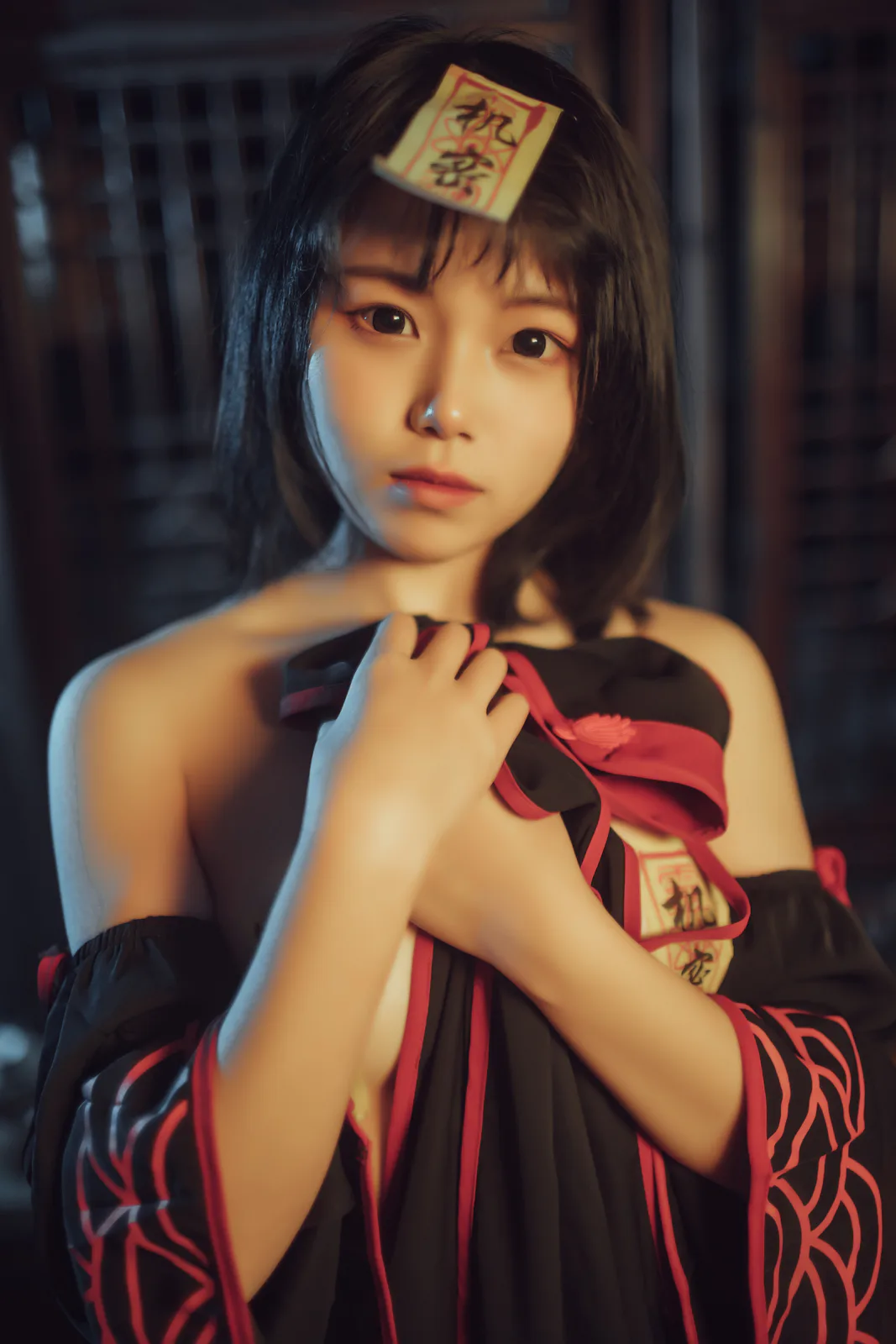 七月喵子，黑色短发符纸与黑红领口人物的正面近景