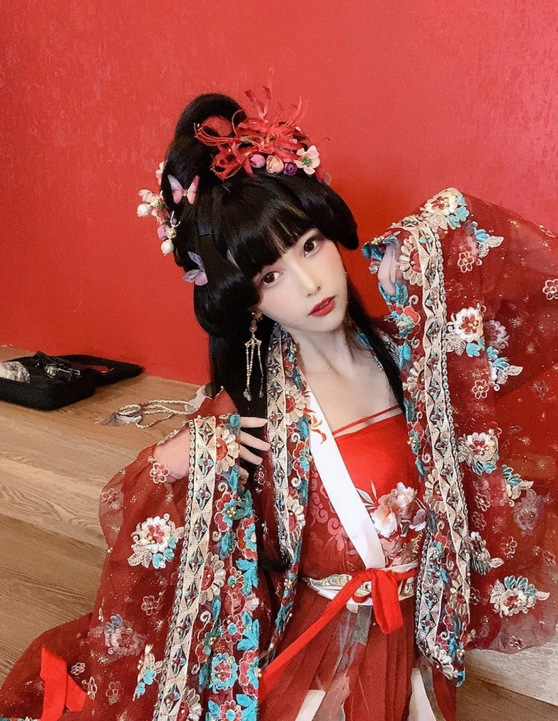 凛子酱让红衣宽袖占满两种景别
