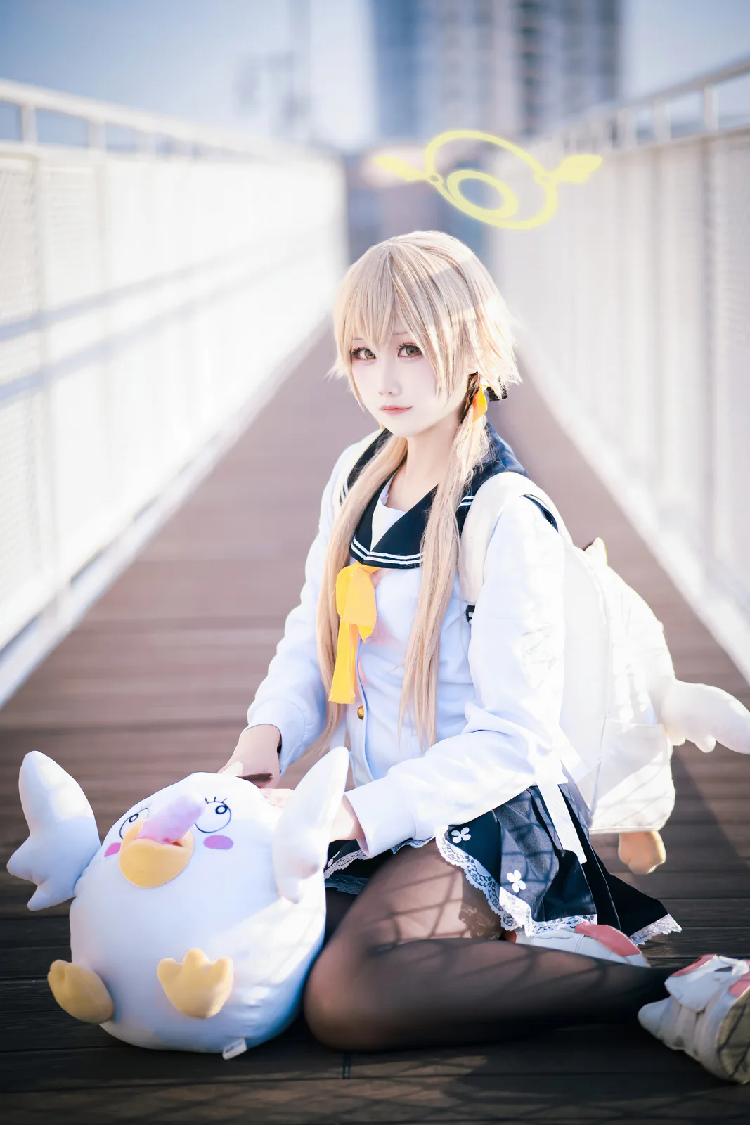 lunananya,白蓝校园服装人物在屋顶抱玩偶坐着 lunananya,白蓝校园服装人物在屋顶抱玩偶坐着