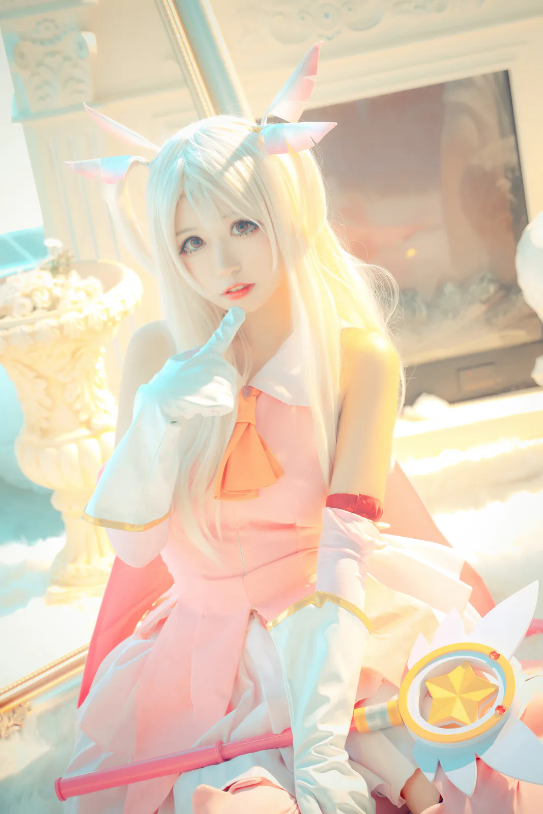 猫君君粉白魔法少女服白手套手指靠近嘴边，星杖横于画面下方