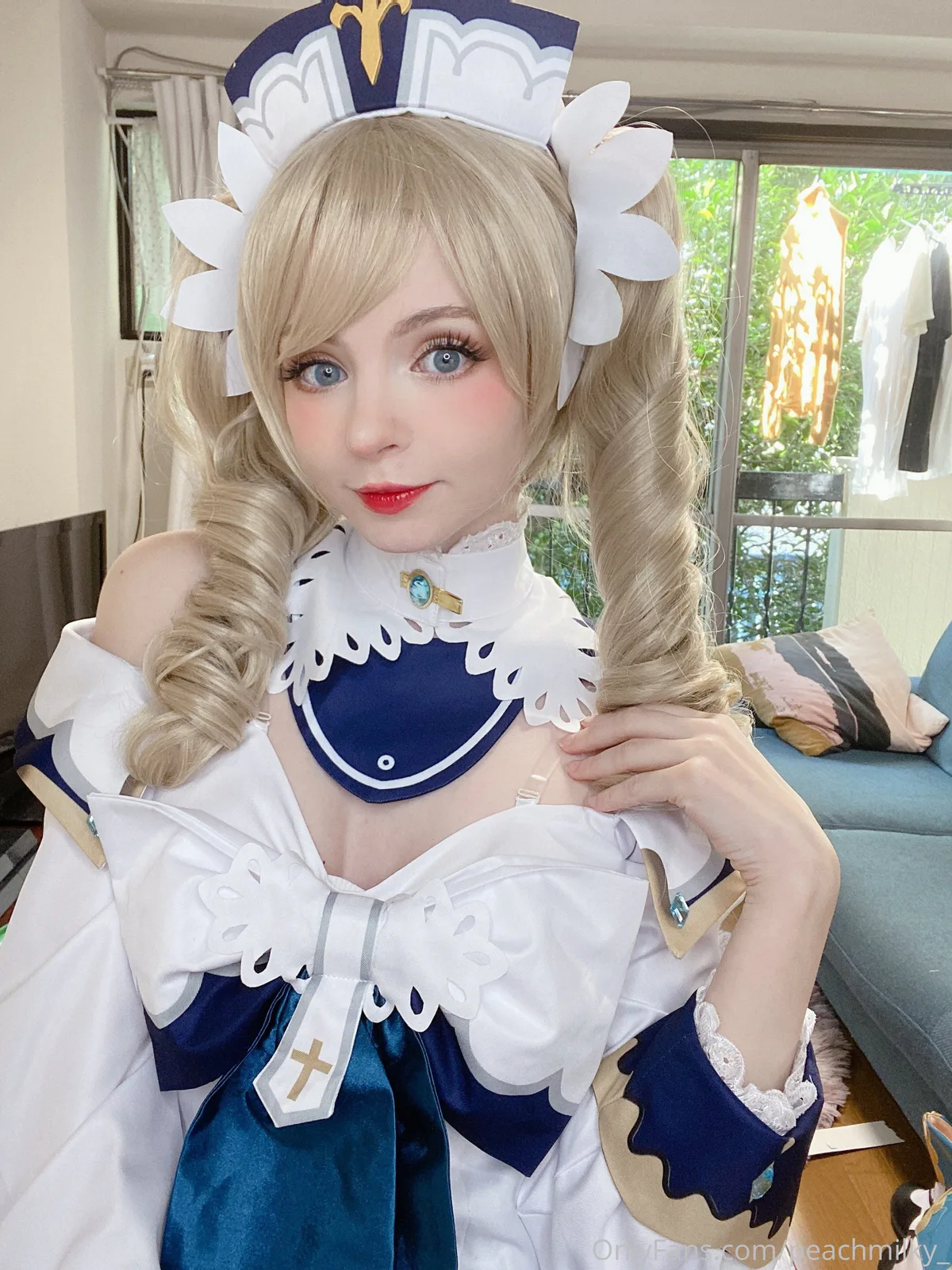 Peach milky，Peach milky芭芭拉白蓝服装窗边自拍