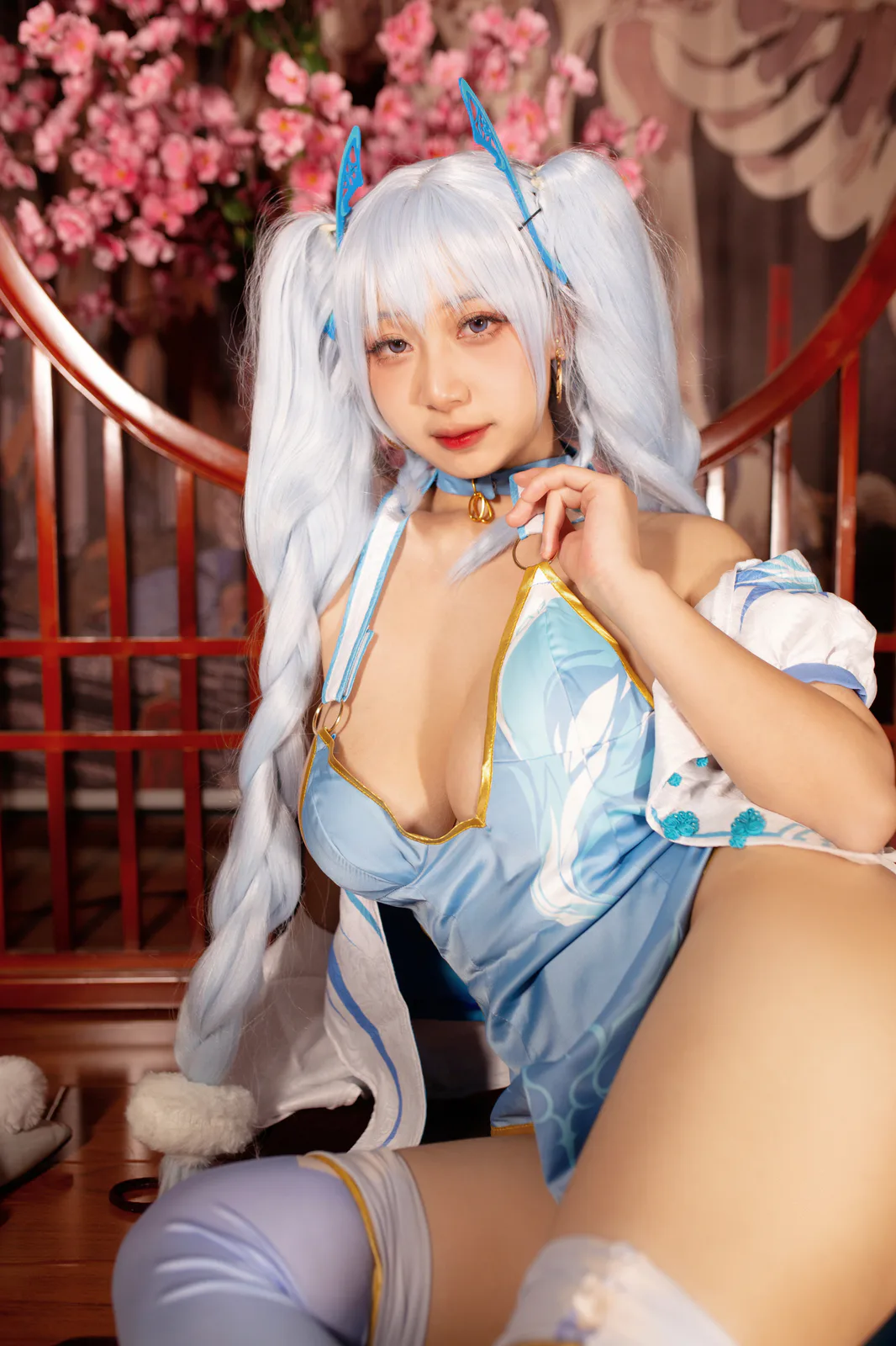 浅安安蓝色衣身上的白色纹样、金色包边与较宽的明暗褶皱 浅安安蓝色衣身上的白色纹样、金色包边与较宽的明暗褶皱
