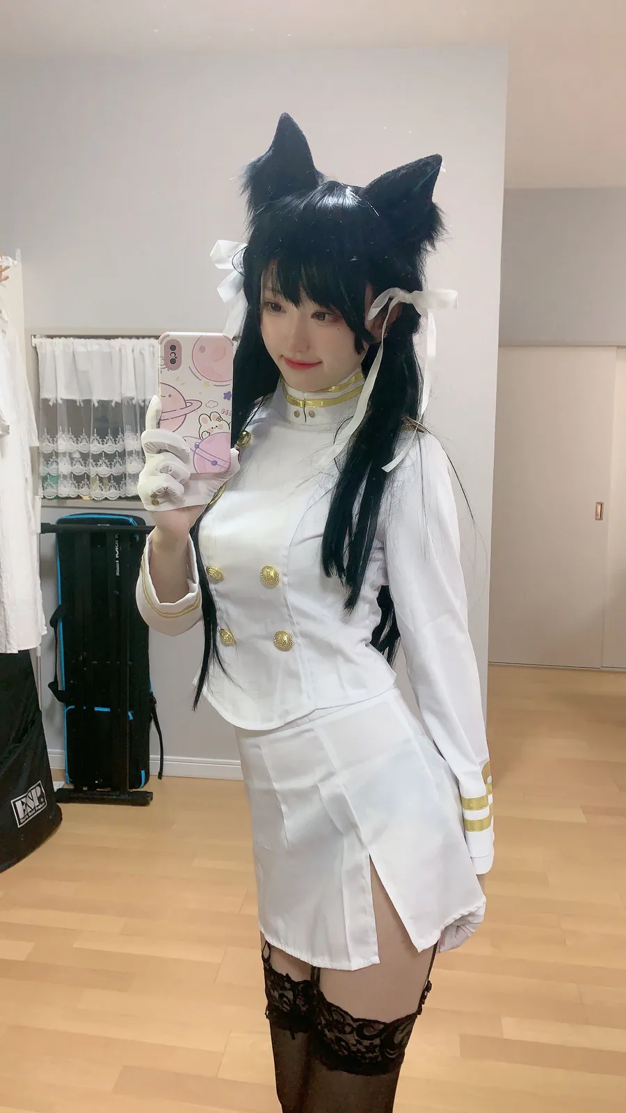 千阳快起床，黑色兽耳白色金扣制服人物的镜面全身取景