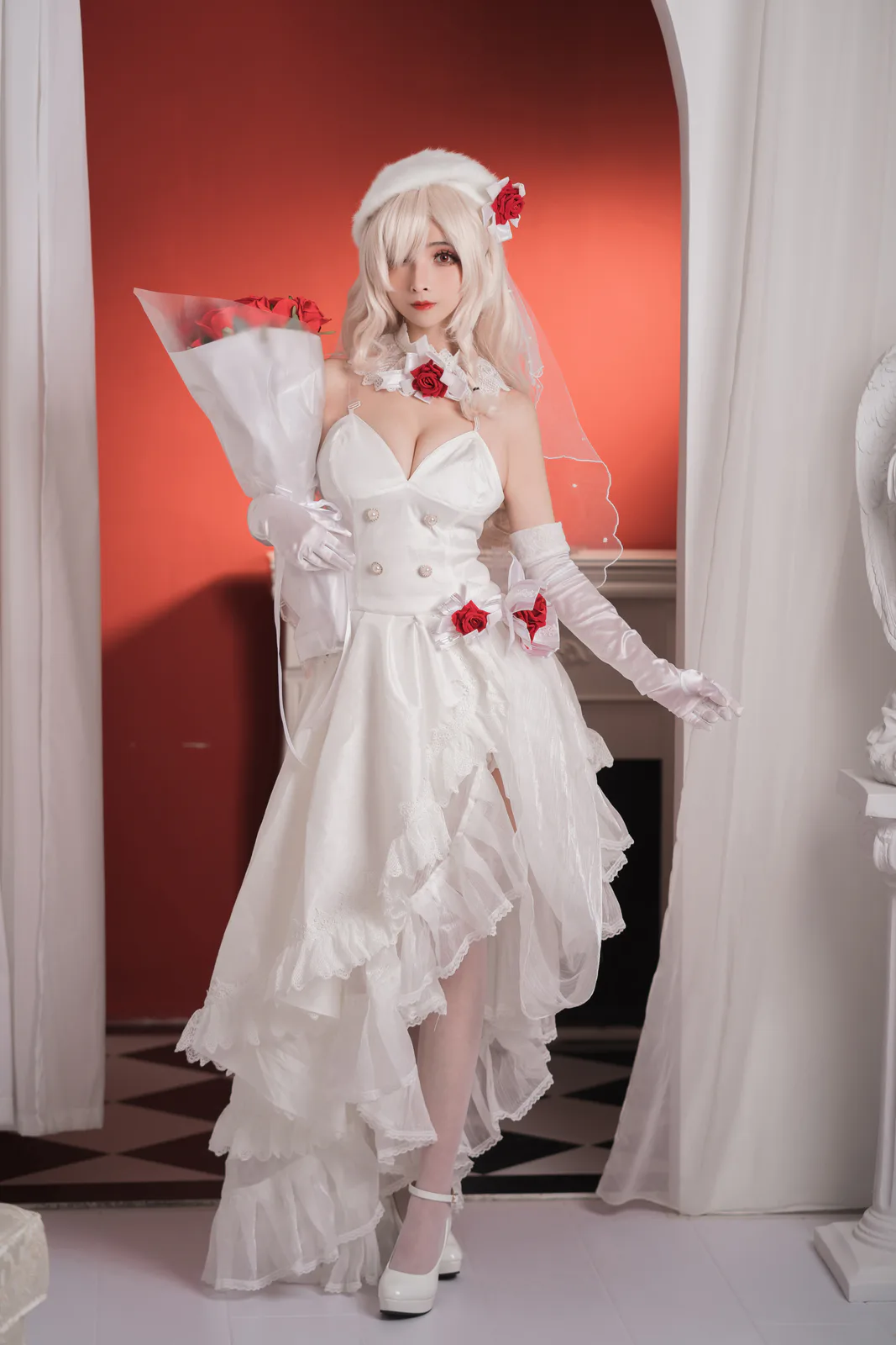 Rioko凉凉子,凉凉子Rioko白发白色花嫁礼服手持红玫瑰花束全身照 Rioko凉凉子,凉凉子Rioko白发白色花嫁礼服手持红玫瑰花束全身照