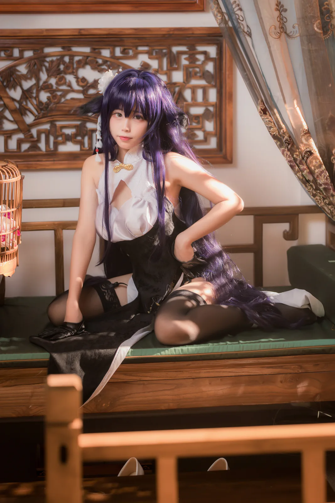 三無人型,紫色长发黑白服装人物坐在木质座位上 三無人型,紫色长发黑白服装人物坐在木质座位上