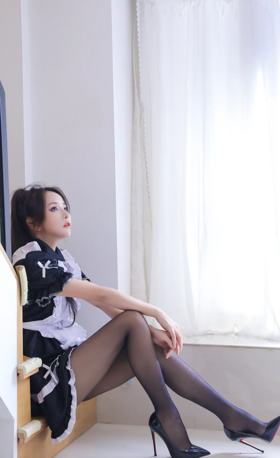 苏嫣嫣阿姨黑白女仆装坐在窗边椅上穿高跟鞋的较远景别 苏嫣嫣阿姨黑白女仆装坐在窗边椅上穿高跟鞋的较远景别