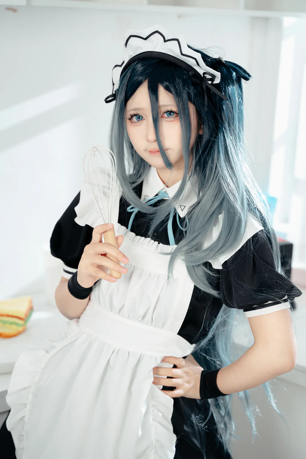 喜欢爱理吗,黑灰长发女仆服装人物手持打蛋器的近景 喜欢爱理吗,黑灰长发女仆服装人物手持打蛋器的近景