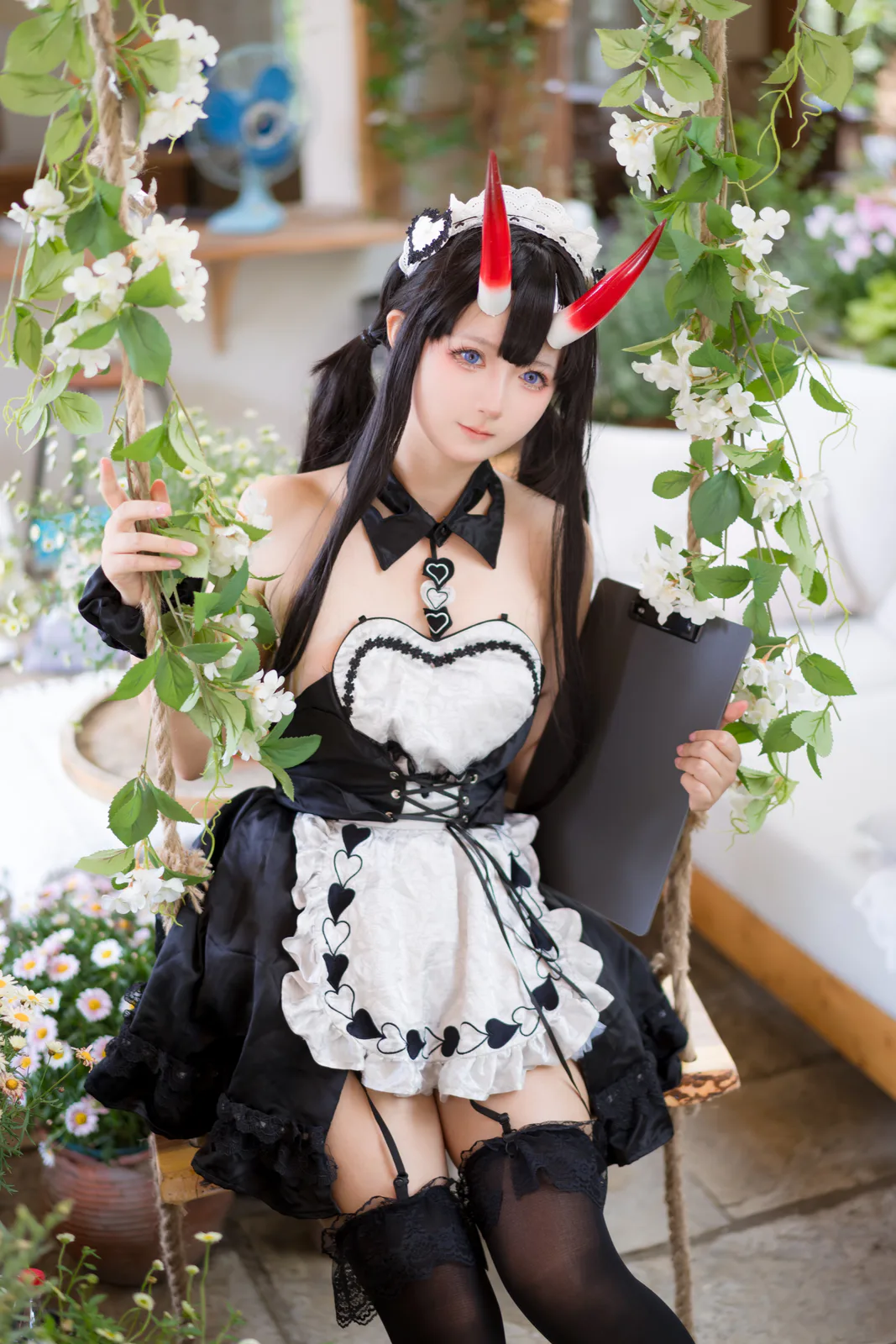 喜欢爱理吗,红色角饰黑白女仆服装与白花绿叶的近景 喜欢爱理吗,红色角饰黑白女仆服装与白花绿叶的近景