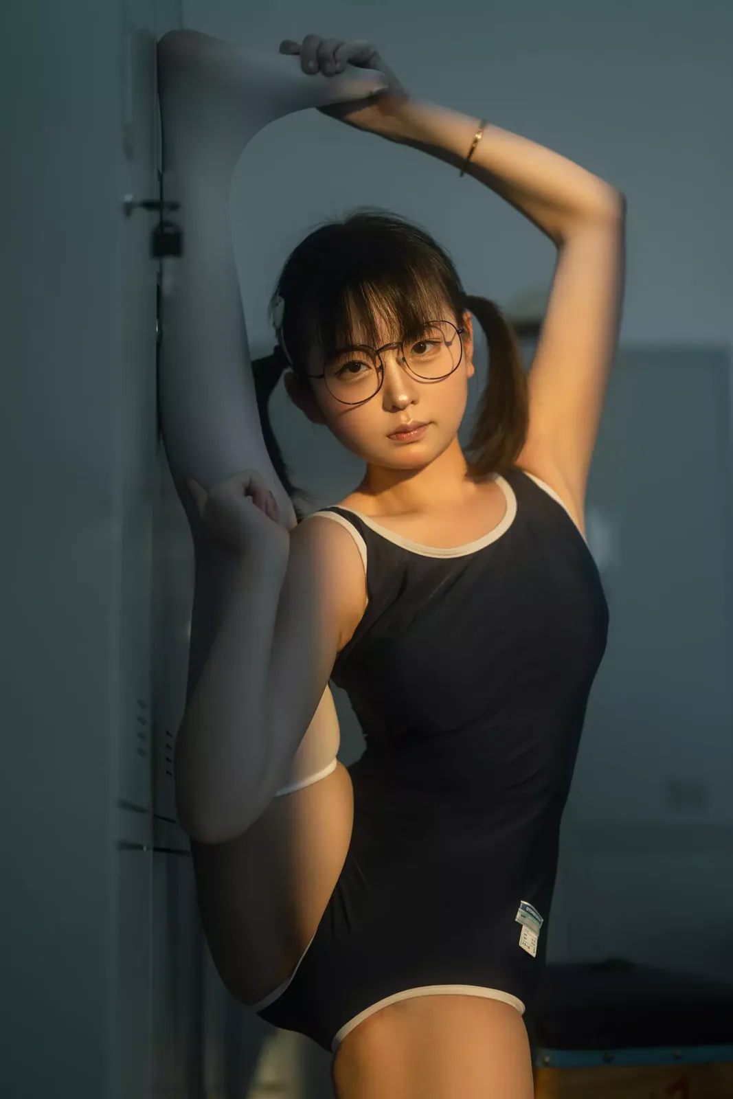 幼水铃衣,眼镜人物穿深色连体服在储物柜旁抬手 幼水铃衣,眼镜人物穿深色连体服在储物柜旁抬手