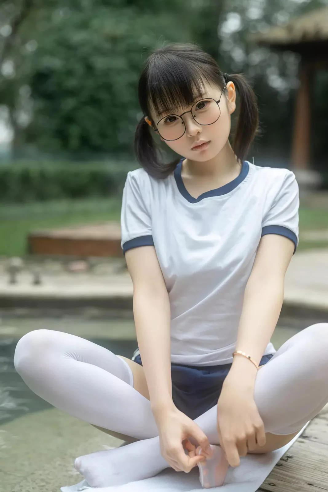 幼水铃衣,白色运动上衣深色短裤人物在树下坐着 幼水铃衣,白色运动上衣深色短裤人物在树下坐着