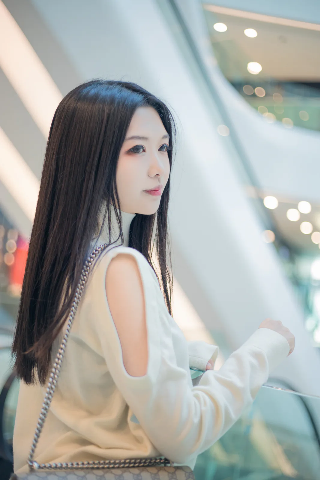 白色长袖侧身照中栏杆从右下方进入,头部周围没有闭合的实物边框 白色长袖侧身照中栏杆从右下方进入,头部周围没有闭合的实物边框