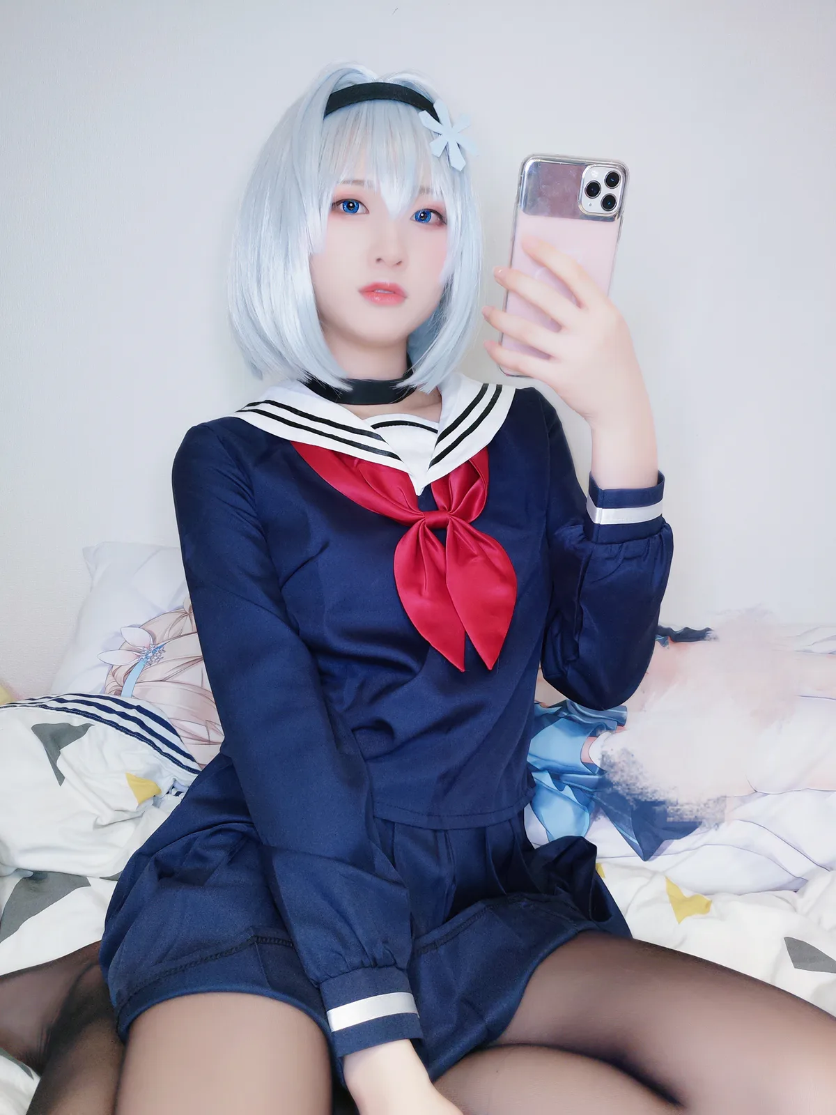 Yuki亭戴雪花发饰穿深蓝水手服坐着持手机，红领巾与白领条纹可见