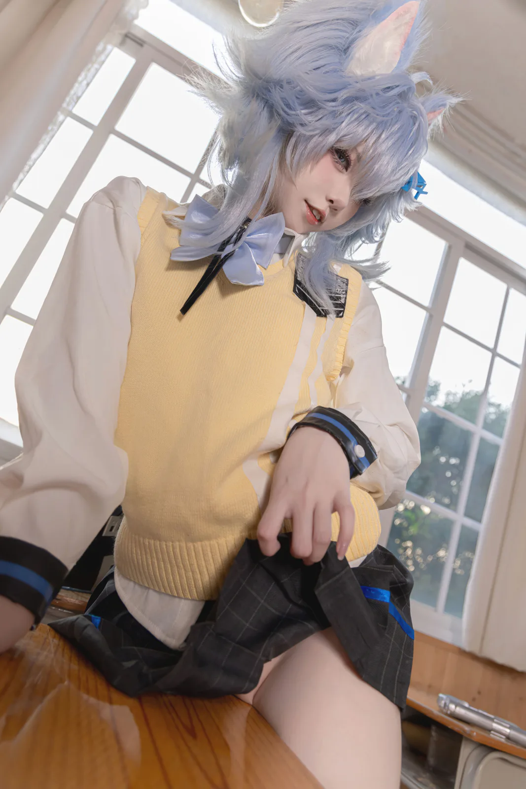 纸悦Etsu_ko,蓝灰狼耳发型与黄色制服背心的较近取景 纸悦Etsu_ko,蓝灰狼耳发型与黄色制服背心的较近取景
