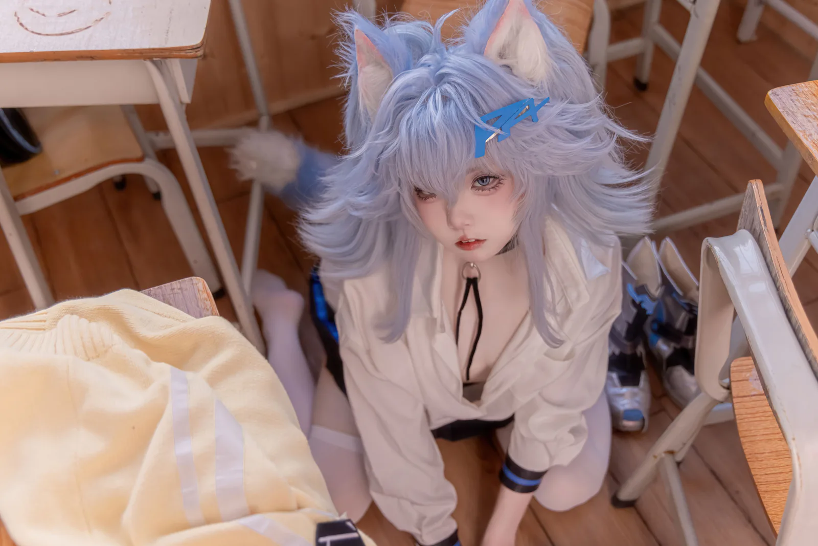 纸悦Etsu_ko,狼耳发夹与制服人物在室内较低位置的俯视取景 纸悦Etsu_ko,狼耳发夹与制服人物在室内较低位置的俯视取景