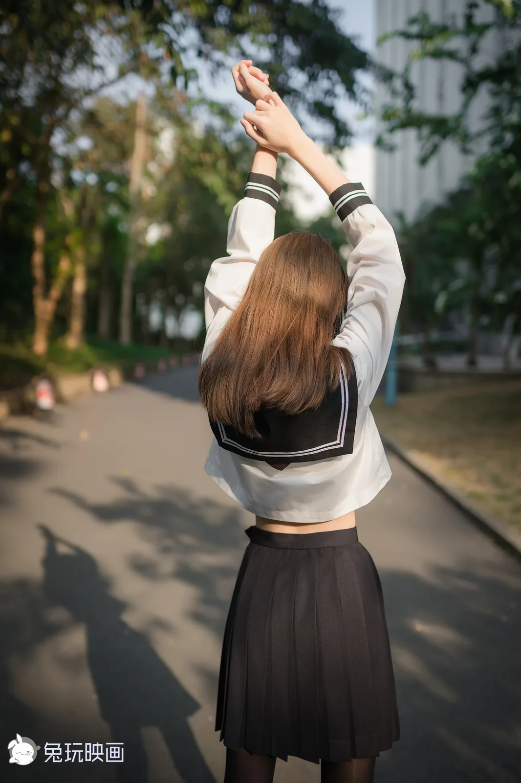 祖木子,校园服装人物背向镜头在树下举起双臂 祖木子,校园服装人物背向镜头在树下举起双臂